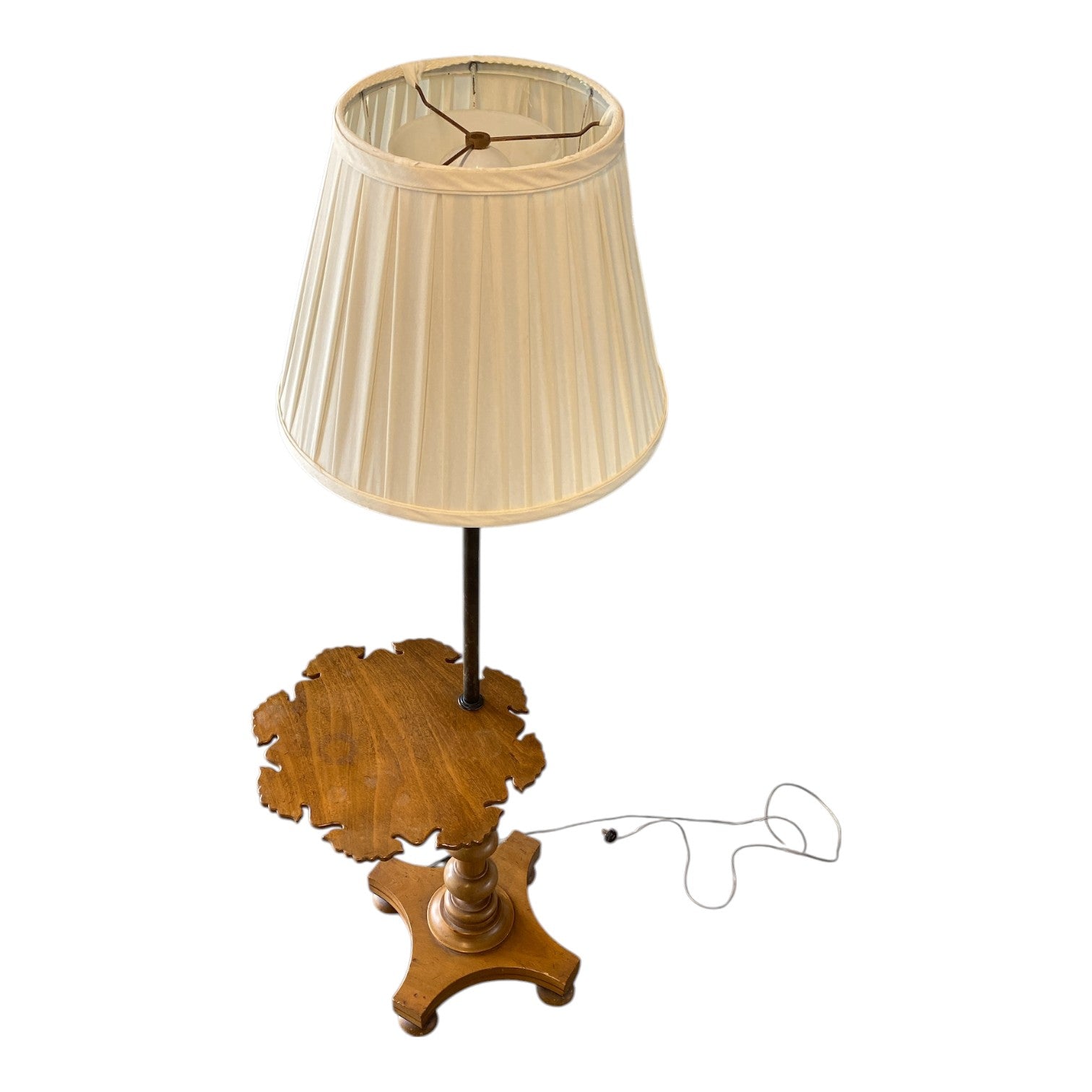 Vintage Beacon Hill Collection Pie-Crust Floor Lamp with Tray Table