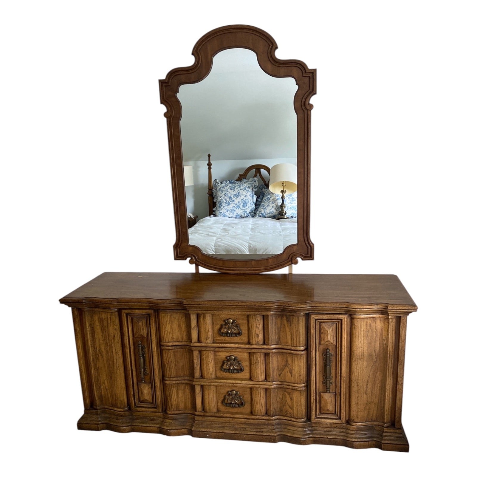 Vintage American Drew Oak Triple Dresser with Queen Anne Mirror, 1970s Provincia