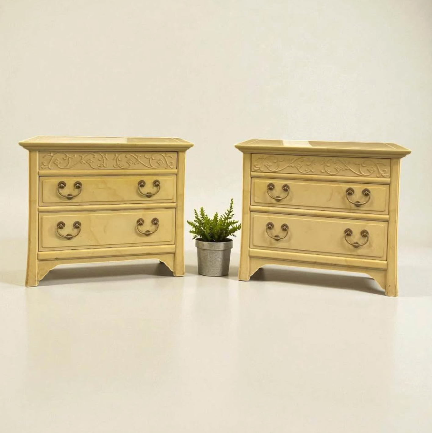 Henredon Carved Lotus Motif Nightstands – Hollywood Regency Chic, Pair