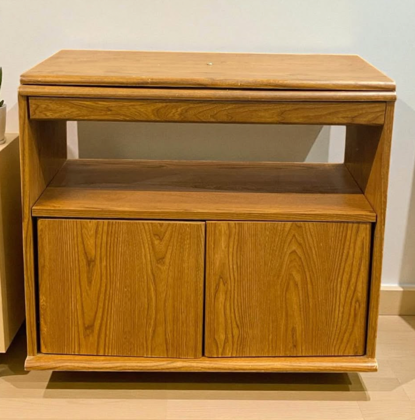 Vintage Oak Media Console – Classic Two-Door Storage & Shelf