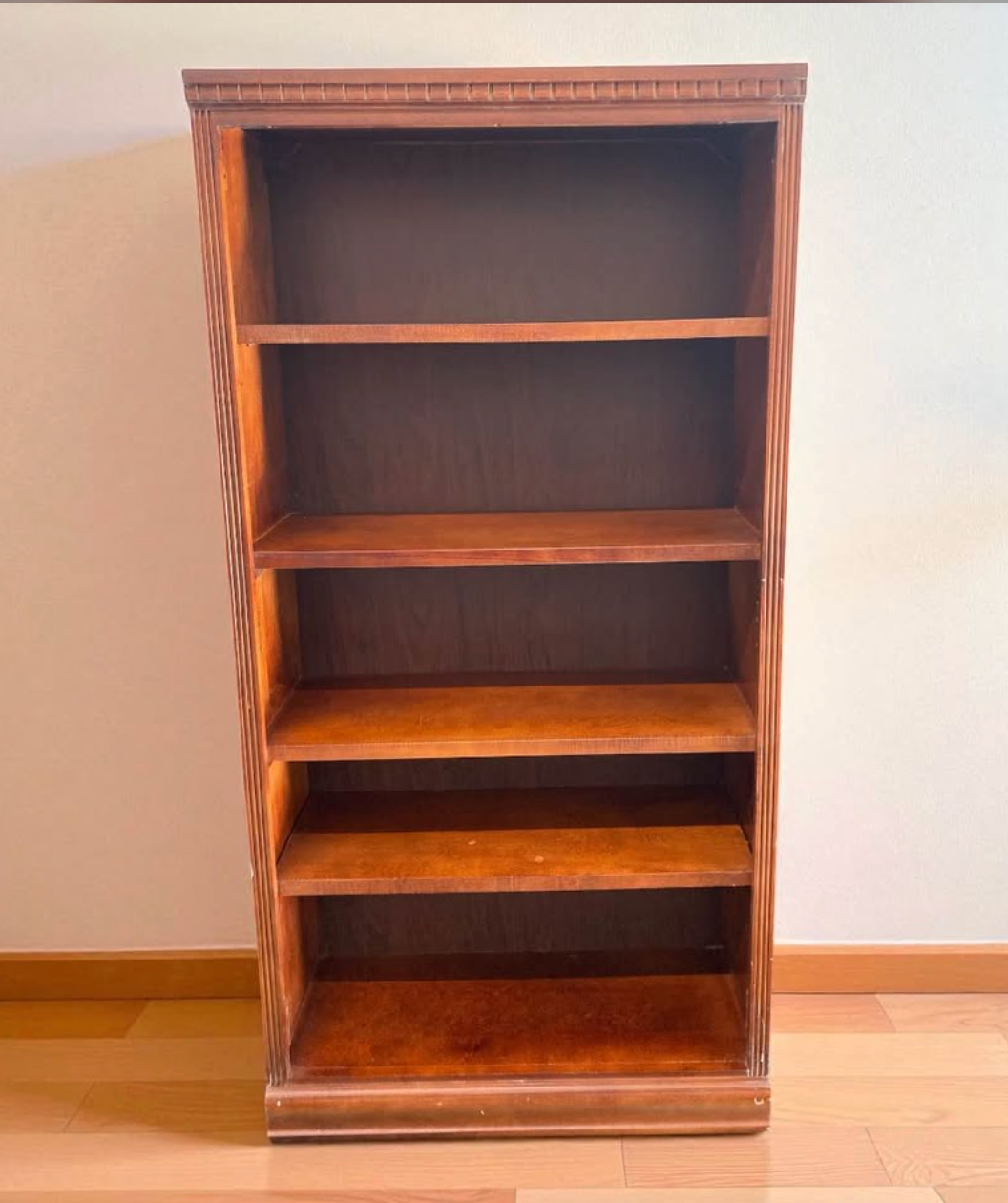 Vintage Carved Bookshelf – Mahogany Display Tower
