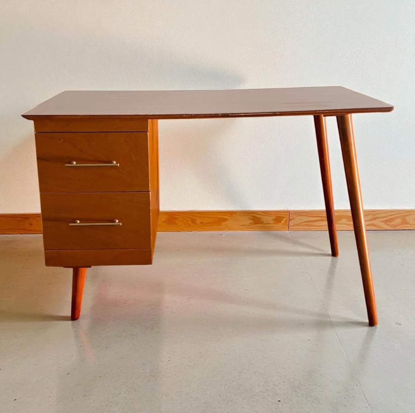 Midcentury Pedestal Desk – Sleek Simplicity