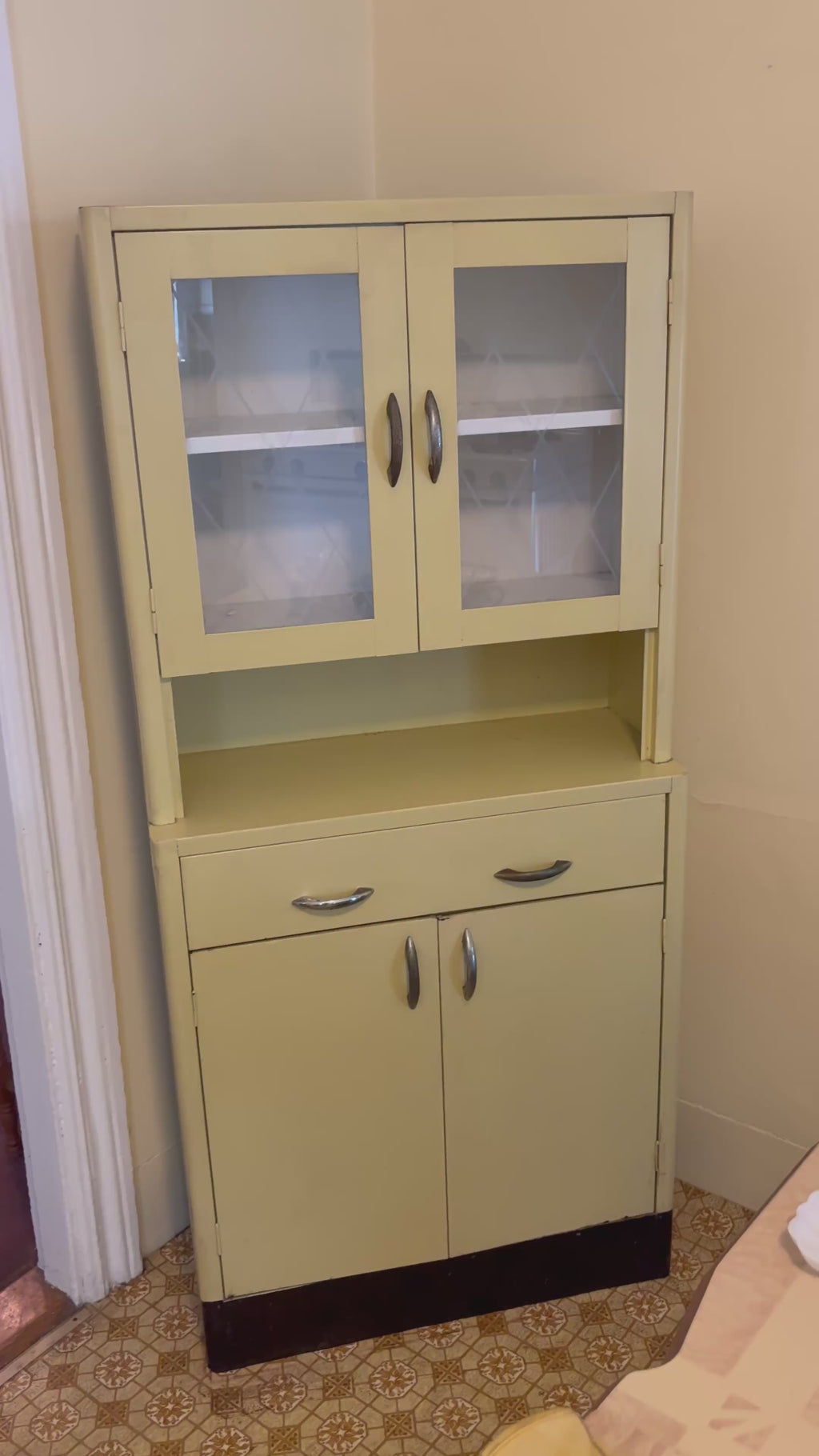 1950s Steel Kitchen Hutch Cabinet with Diamond-Pattern Glass Doors in Butter Yellow