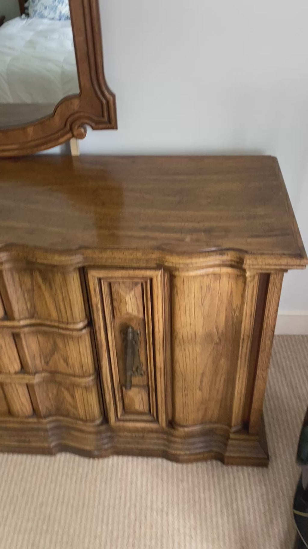 Vintage American Drew Oak Triple Dresser with Queen Anne Mirror, 1970s Provincia