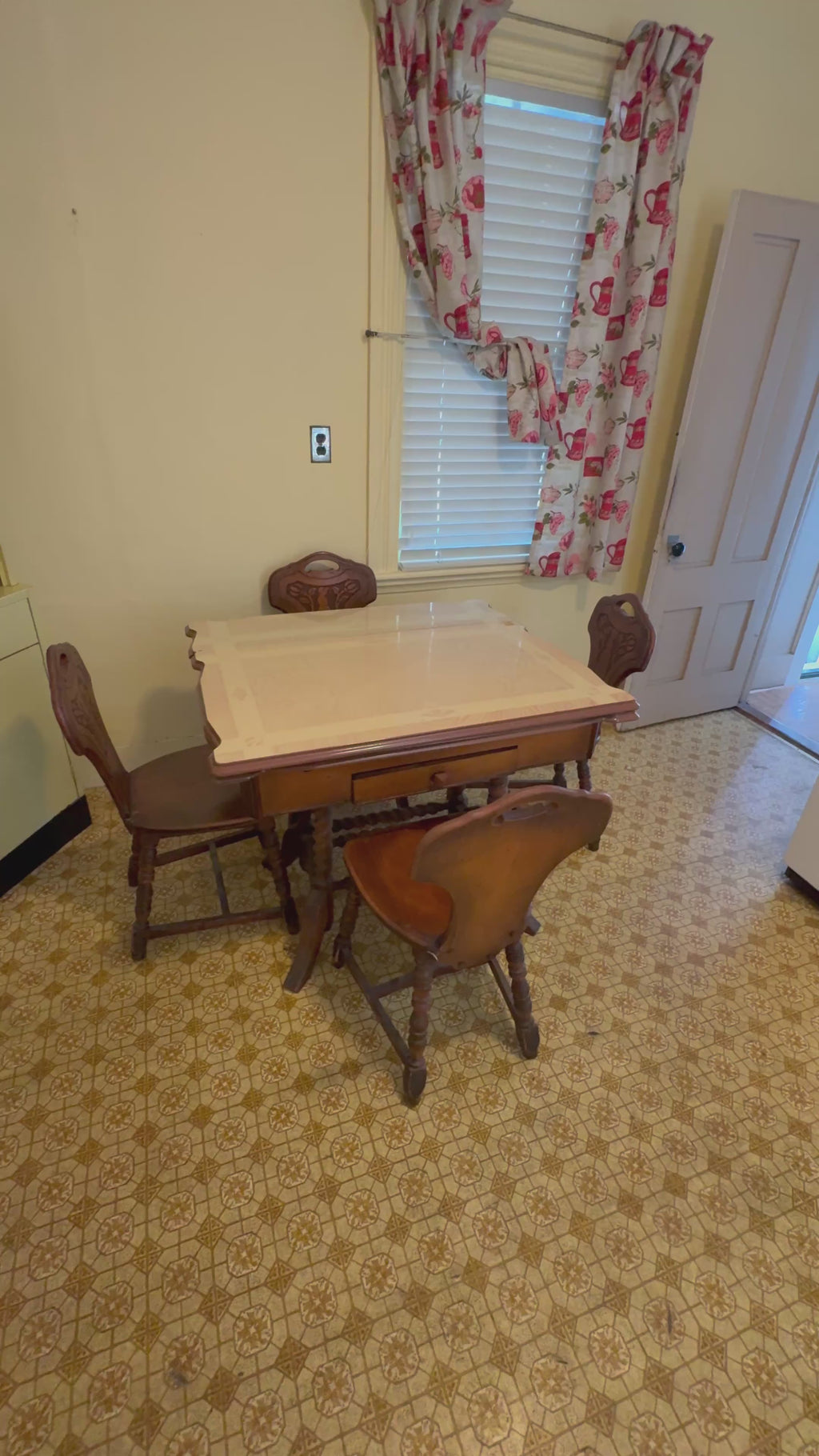 1930s Depression-Era Oak Veneer Draw-Leaf Table with 4 Carved Tulip-Back Chairs